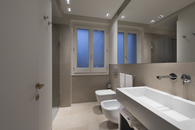Bathroom 5, Giardini Mon Plaisir, Trapani