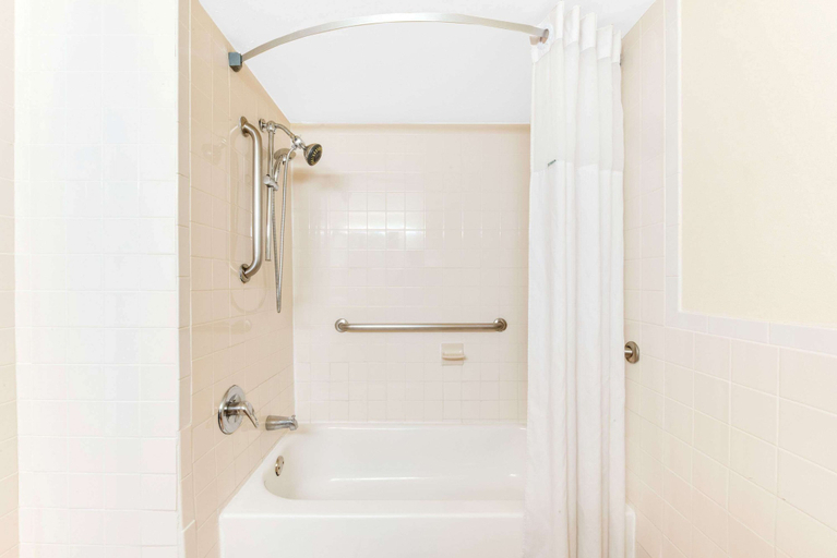 Bathroom 4, Days Inn & Suites by Wyndham Laredo, Webb