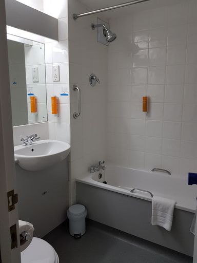 Bathroom 4, Days Inn by Wyndham Membury M4, West Berkshire