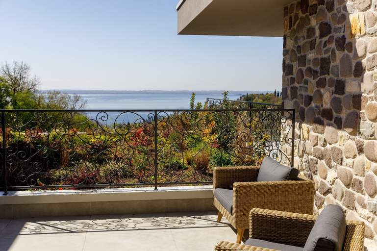 Exterior & Views 22