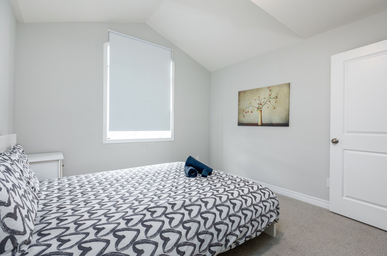 Bedroom 2, Luxury Entire house mins Niagara falls & Brock uni, Niagara