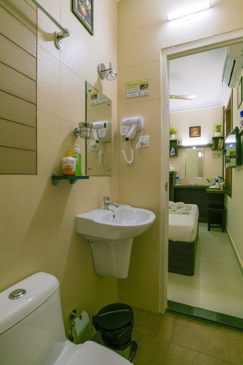 Bathroom 4, Blue Bell Airport Hotel, Ernakulam