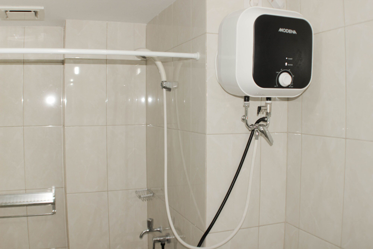 Bathroom 5, Comfy and Spacious 2BR at Springlake Summarecon Apartment Bekasi By Travelio, Bekasi