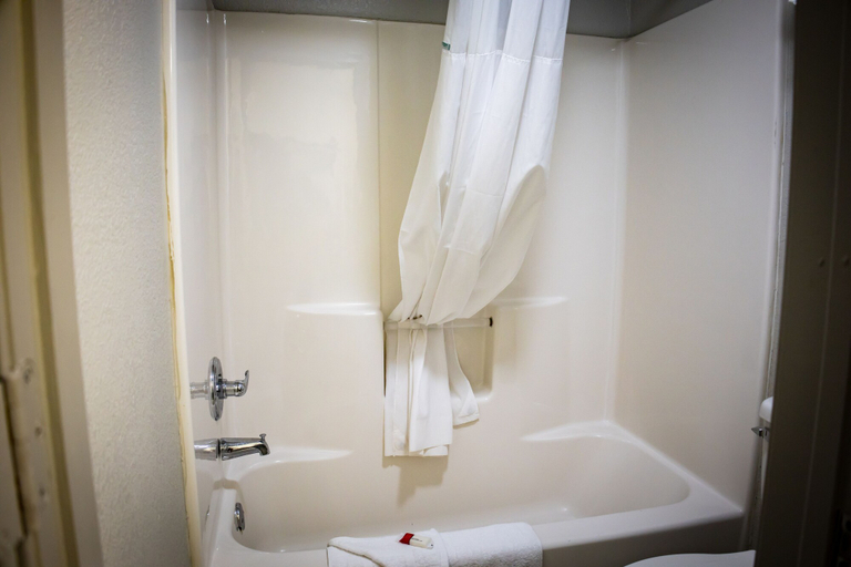 Bathroom 4, Days Inn by Wyndham Wagoner, Wagoner