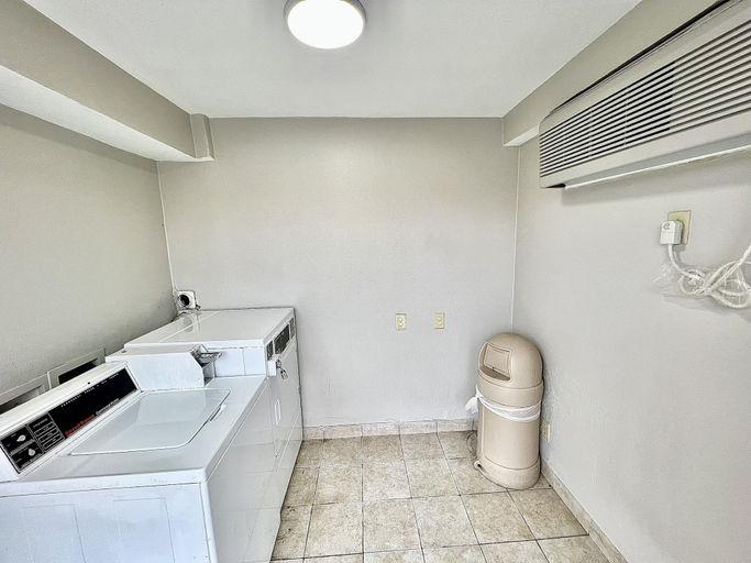 Bathroom 4, Days Inn & Suites by Wyndham Arlington Near Six Flags, Arlington