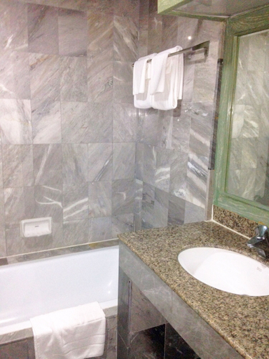 Bathroom 4, Lee Place Hotel, Yannawa