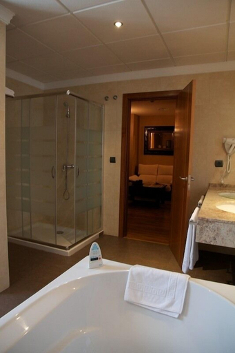 Bathroom 4, Los Dolmenes, Málaga
