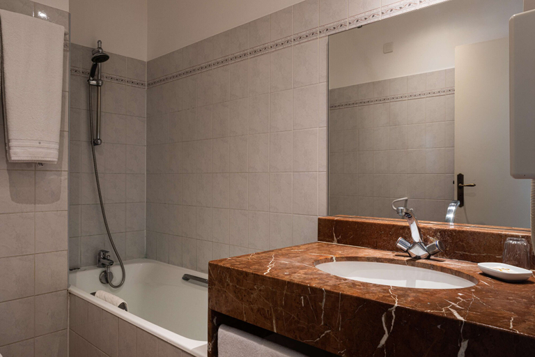 Bathroom 5, Best Western l'Orangerie, Gard
