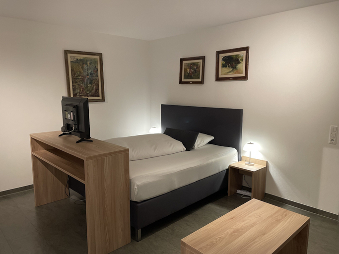 Bedroom 3, Hotel 7 Continents, Regensburg
