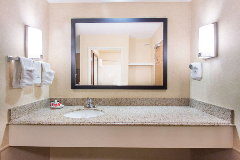 Bathroom 4, Baymont by Wyndham Plymouth, Sheboygan