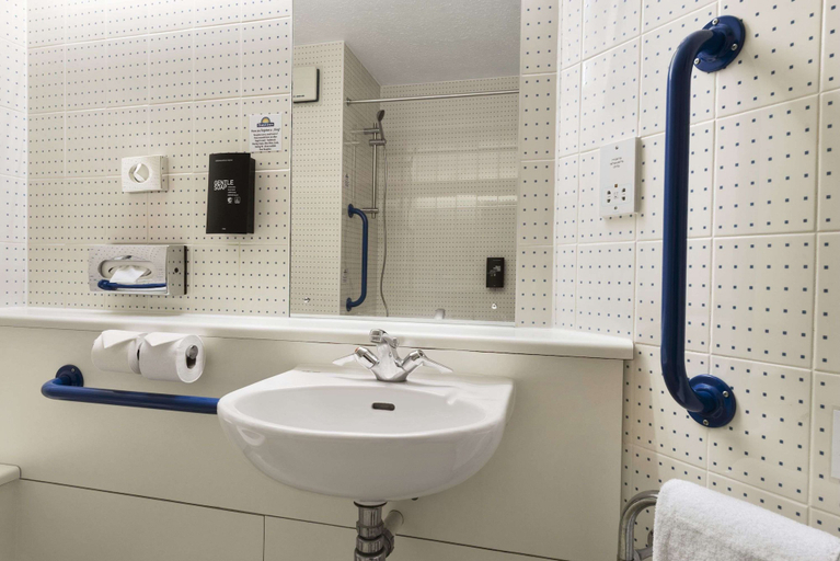 Bathroom 4, Days Inn by Wyndham Warwick South M40, Warwickshire
