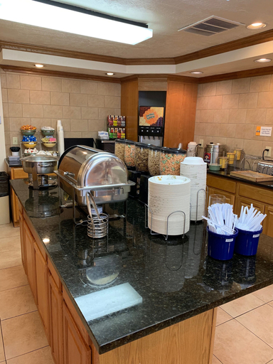 Food & Drinks 5, Days Inn & Suites by Wyndham Logan, Cache