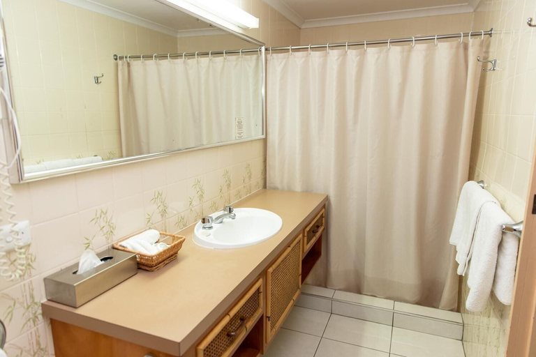 Bathroom 4, Lantern Motor Inn, Mackay - Pt A