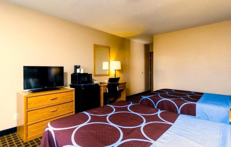 Bedroom 4, Super 8 by Wyndham Burlington, Des Moines