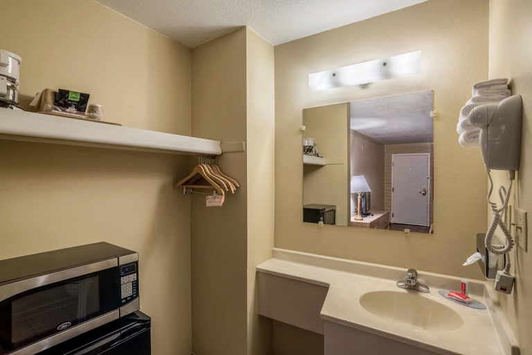 Bathroom 4, Econo Lodge I-40 exit 286 Holbrook, Navajo