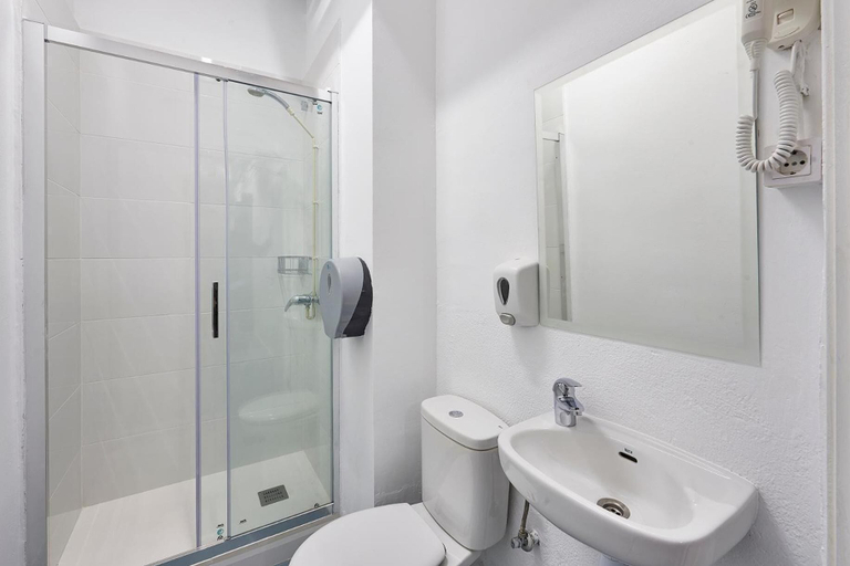 Bathroom 3, Hola Hostal Collblanc - Hostel, Barcelona