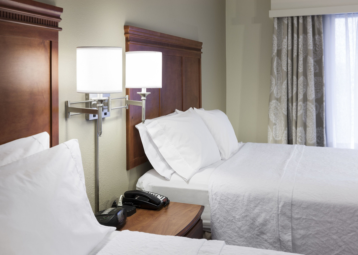 Bedroom 3, Hampton Inn & Suites Davenport, Scott