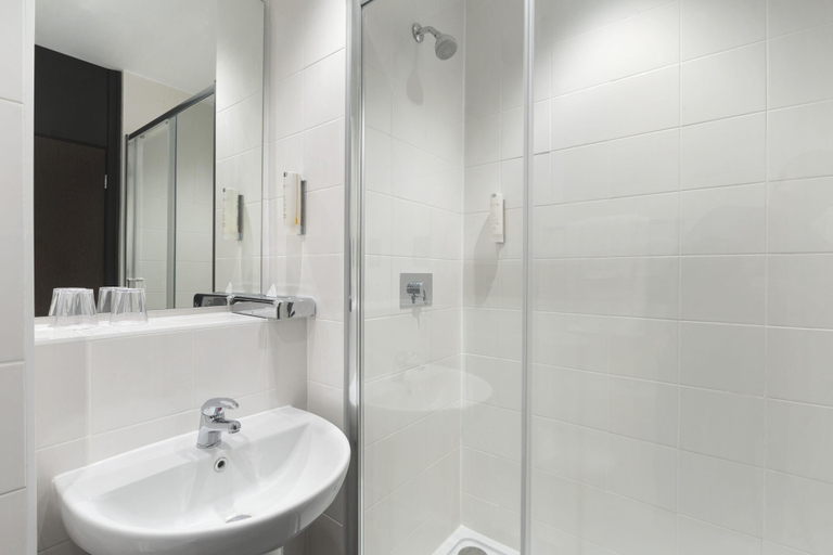 Bathroom 5, Ramada by Wyndham Milton Keynes, Milton Keynes