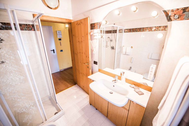 Bathroom 4, Hotel Angelica, Sondrio