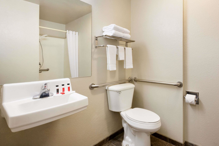 Bathroom 4, Travelodge by Wyndham Alpine, Brewster