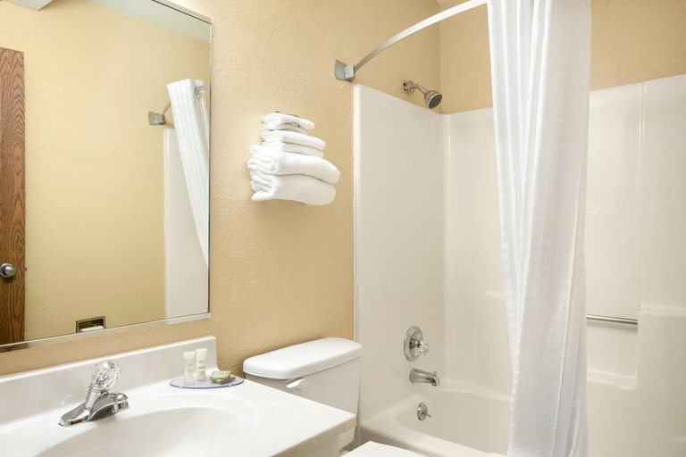 Bathroom 5, Super 8 by Wyndham Burlington, Des Moines