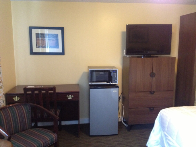 Bedroom 3, Clarence Inn, Erie