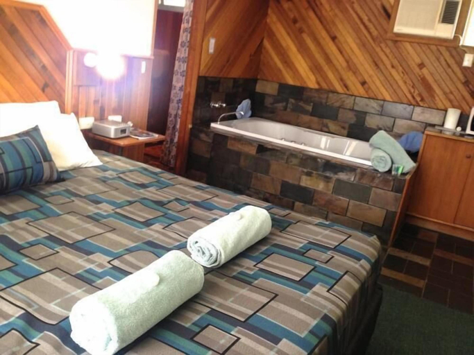 Bedroom 2, Pelicans Motel San Remo, Bass Coast Bal