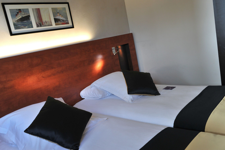 Bedroom 3, Mercure Maurepas Saint Quentin hotel, Yvelines