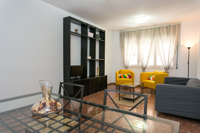 Others 5, Spacious & Quiet 4 Bedroom Apartment, Barcelona