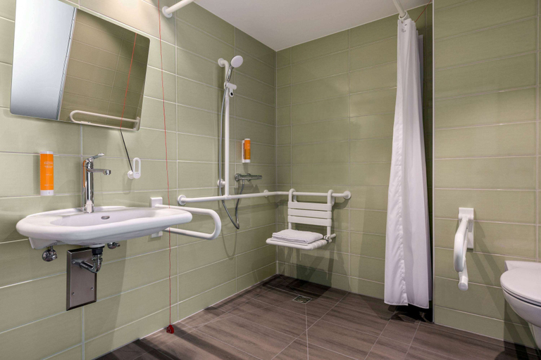 Bathroom 5, Super 8 by Wyndham Oberhausen am Centro, Oberhausen