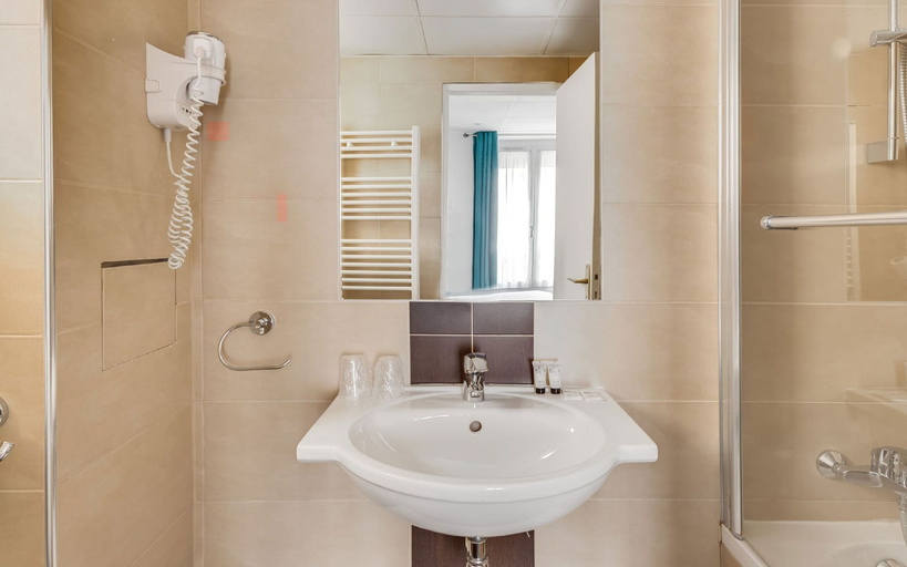 Bathroom 5, Hotel Carladez Cambronne, Paris