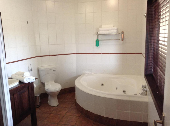 Bathroom 5, Protea Hotel by Marriott Harrismith Montrose, Thabo Mofutsanyane