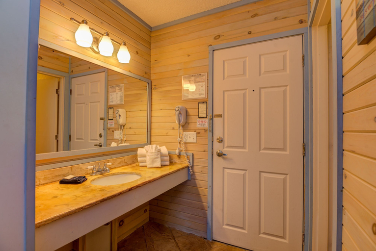 Bathroom 3, Vacationland Inn & Suites, Penobscot