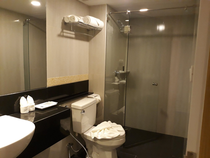 Bathroom 5, New Square Patong Hotel, Pulau Phuket