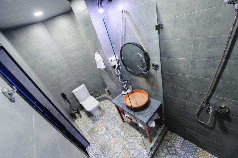 Bathroom 5, Boulevardside, Batumi