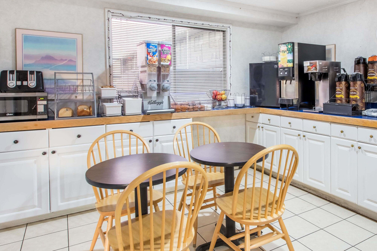 Food & Drinks 5, Super 8 by Wyndham Bishop, Inyo