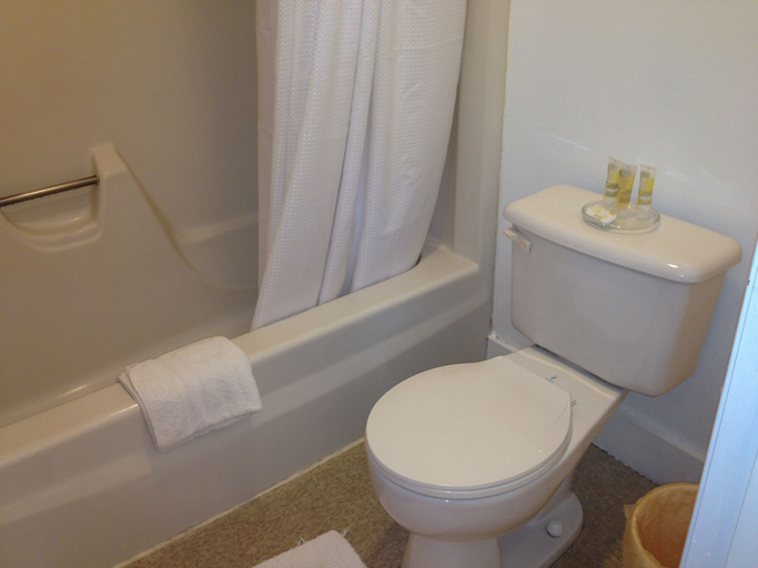 Bathroom 4, Clarence Inn, Erie