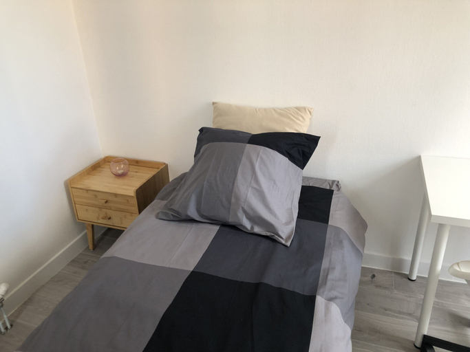 Bedroom 5, Evry Time, Essonne