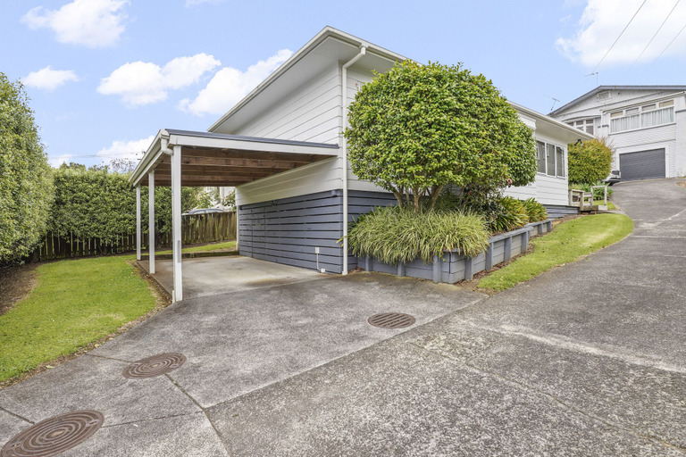 Exterior & Views 2, Modern Central Home - Parking & Aircon, Waitakere