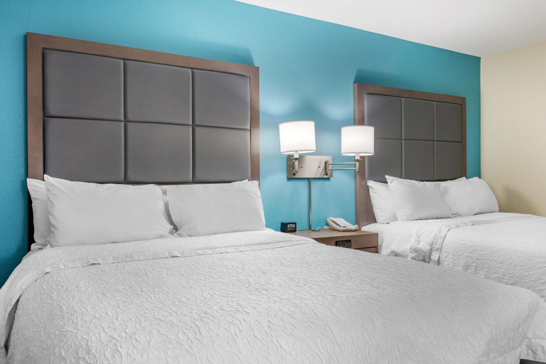 Bedroom 3, Hampton Inn Adel, Cook