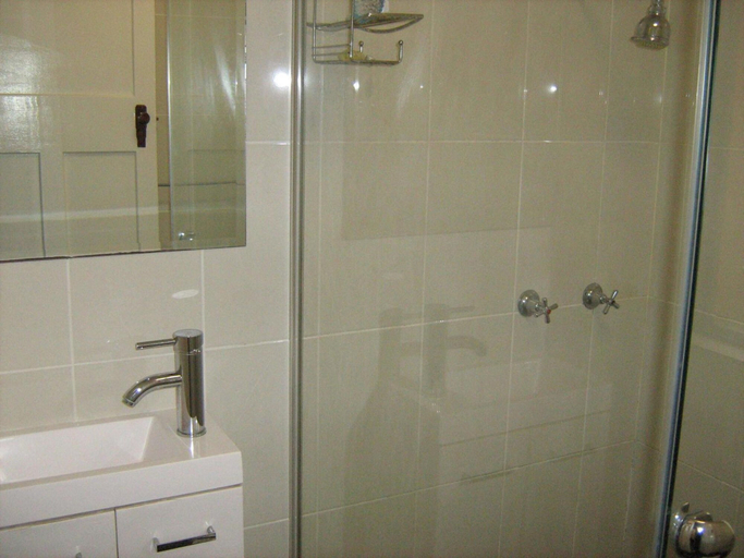 Bathroom 2, Kookaburra Inn, Spring Hill