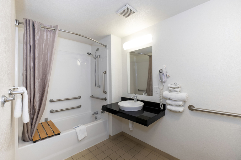 Bathroom 4, American Inn, Cumberland