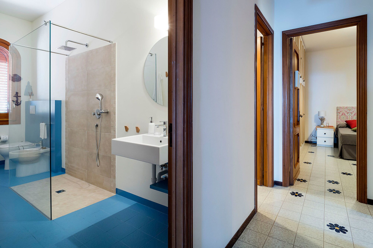 Bathroom 2, Baia del Riccio, Syracuse
