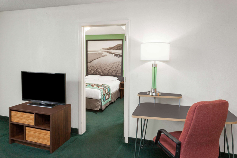 Bedroom 3, Super 8 by Wyndham Stevensville/St. Joseph, Berrien