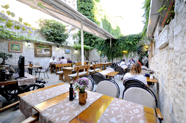 Food & Drinks 5, Palace Central Square, Trogir