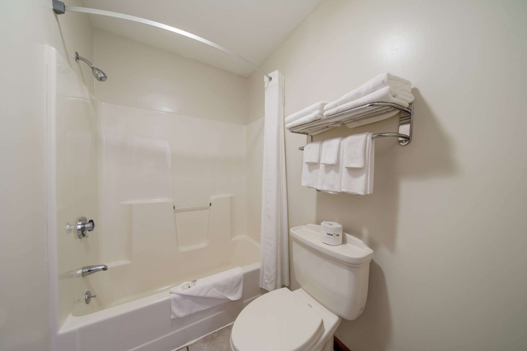 Bathroom 4, Quality Inn Great Barrington, Berkshire