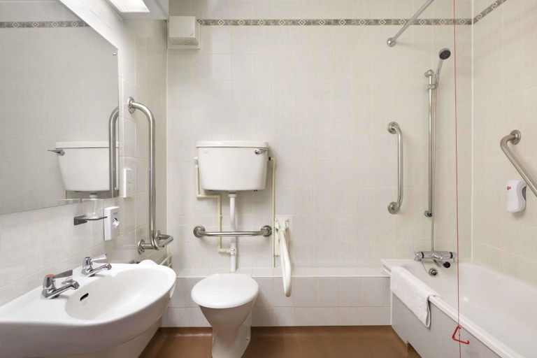 Bathroom 4, Days Inn by Wyndham Taunton, Somerset