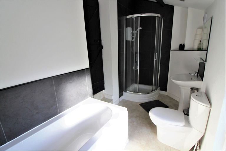 Bathroom 3, Cottage Hill, Caerphilly