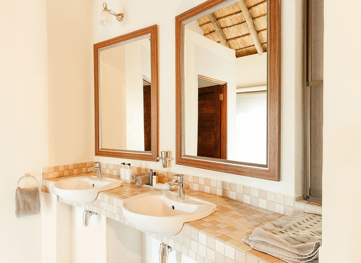 Bathroom 5, Tambuti Lodge, Bojanala