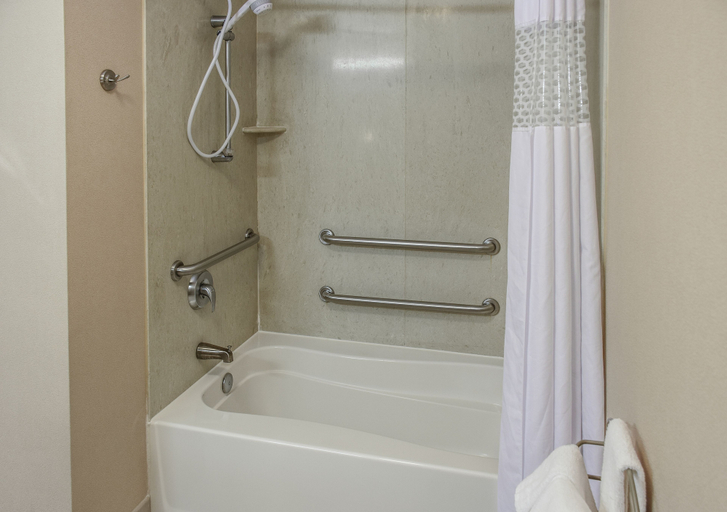 Bathroom 5, Hampton Inn & Suites Youngstown-Canfield, Mahoning
